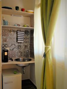 uma casa de banho com um lavatório e uma cortina de chuveiro em Incanto delle Ninfe em Taranto