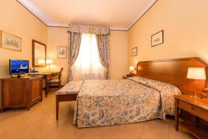 A bed or beds in a room at Albergo Reggio