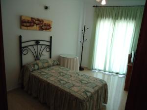 Cama o camas de una habitación en Hostal Los Claveles