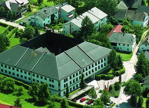 an overhead view of a building with a green roof at Hotel Sommerhaus in Bad Leonfelden