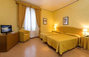 A bed or beds in a room at Albergo Reggio