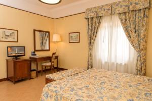 A bed or beds in a room at Albergo Reggio