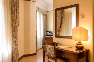 A television and/or entertainment centre at Albergo Reggio