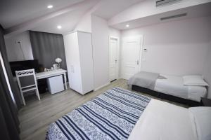 Ένα ή περισσότερα κρεβάτια σε δωμάτιο στο Rose Garden Hotel