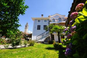Κήπος έξω από το Rose Garden Hotel