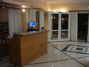Televízia a/alebo spoločenská miestnosť v ubytovaní Hotel Cybele Pefki + 23 fotografií