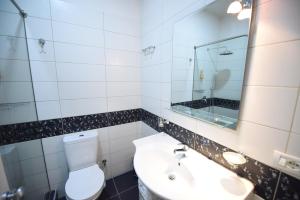 Ένα μπάνιο στο Rose Garden Hotel