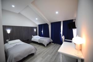 Ένα ή περισσότερα κρεβάτια σε δωμάτιο στο Rose Garden Hotel