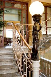 索列爾的住宿－拉維拉酒店，楼梯上灯上的女人雕像