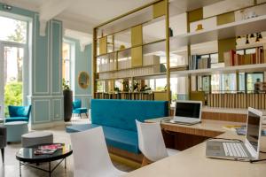Телевизор и/или развлекательный центр в Hôtel Miléade L'Orangeraie - Menton
