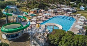 Výhľad na bazén v ubytovaní Kipriotis Village Resort alebo v jeho blízkosti