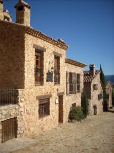 an old stone building with a cobblestone street at Torre Blanca in Riópar Viejo