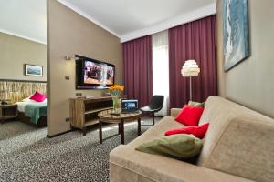 Televízia a/alebo spoločenská miestnosť v ubytovaní Hotel Fado Spa & Restaurant