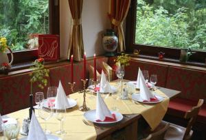 a table with white paper boats on top of it at Gasthof Hochsteg in Finkenberg +42 photos