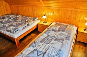Tempat tidur dalam kamar di Domki DUET