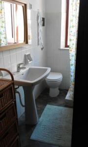 カステッランマーレ・デル・ゴルフォにあるAppartamento Castellammareのバスルーム(白い洗面台、トイレ付)