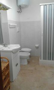 カステッランマーレ・デル・ゴルフォにあるAppartamento Castellammareの白いバスルーム(トイレ、シンク付)