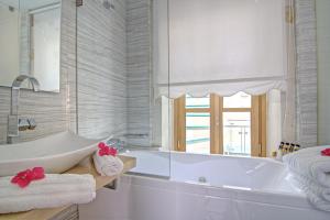 Ett badrum på Bellagio Luxury Boutique Hotel