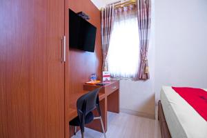 TV a/nebo společenská místnost v ubytování RedDoorz near Trans Studio Mall 2 + 12 fotografií