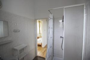 Baðherbergi á Gyevitur Apartman