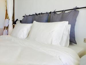 Una cama o camas en una habitación de il Piccolo Polpo Hotel