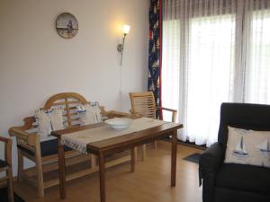 een woonkamer met een eettafel en stoelen bij Am Hafen IS in Büsum