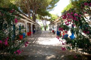 eine Reihe von Häusern mit rosa Blumen und Bäumen in der Unterkunft La Locanda Del Mare in Paestum