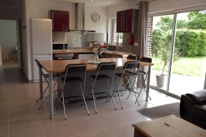 uma cozinha com mesa e cadeiras num quarto em Gite Ô pré em Beaubec-la-Rosière