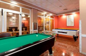 Una sala de billar con una mesa de billar en ella en Hotel Cabana, en Benidorm