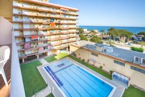 een balkon met een zwembad en een gebouw bij Malgrat de Mar Blvd Seaview Apartment in Malgrat de Mar