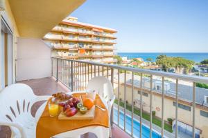 een tafel met een fruitschaal op een balkon bij Malgrat de Mar Blvd Seaview Apartment in Malgrat de Mar