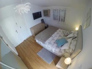 an overhead view of a bedroom with a bed at Apartment and room Sveti Jakov in Dubrovnik