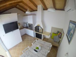 an overhead view of a kitchen with a table and chairs at Apartment and room Sveti Jakov in Dubrovnik