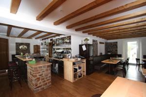 eine Bar in einem Restaurant mit Holzdecken in der Unterkunft Eifelhof Brohl in Brohl
