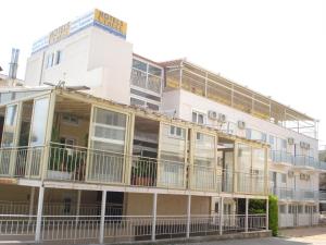 un edificio blanco con balcones en un lateral en Cybele Guest Accommodation, en Atenas