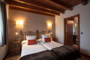 Ein Bett oder Betten in einem Zimmer der Unterkunft Hotel-Apartamento Rural Atxurra