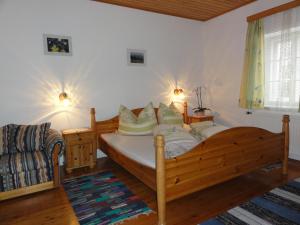 ein Schlafzimmer mit einem Bett, einem Sofa und einem Fenster in der Unterkunft Maglanderhof in Unterlamm