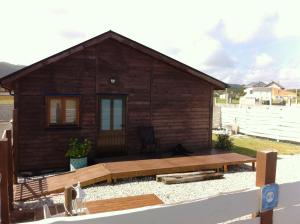 a small cabin with a bench in front of it at Villas Eldorado-Mascotas Bienvenidas in Barreiros