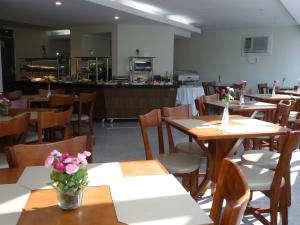 Um restaurante ou outro lugar para comer em Via Contorno Hotel