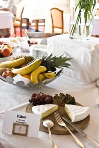 einen Tisch mit einem Teller Käse und Obst in der Unterkunft Thermal Resort Hotel Elisabethpark in Bad Gastein