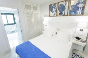 Łóżko lub łóżka w pokoju w obiekcie GR Suites Boutique Picasso