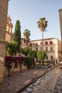 budynek z palmami przed nim w obiekcie GR Suites Boutique Picasso w Maladze