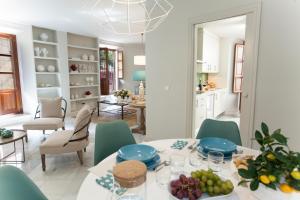 kuchnia i jadalnia ze stołem i krzesłami w obiekcie GR Suites Boutique Picasso w Maladze