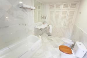 Łazienka w obiekcie GR Suites Boutique Picasso