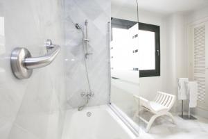 łazienka z prysznicem i szklanymi drzwiami w obiekcie GR Suites Boutique Picasso w Maladze