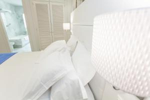 Łóżko lub łóżka w pokoju w obiekcie GR Suites Boutique Picasso