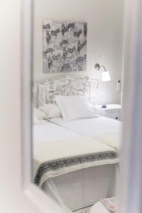 Łóżko lub łóżka w pokoju w obiekcie GR Suites Boutique Picasso