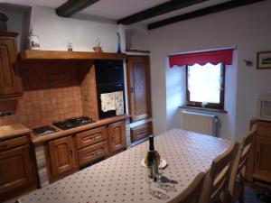 VilléにあるLes Cerisiersのキッチン(ワイン1本付きのテーブル付)