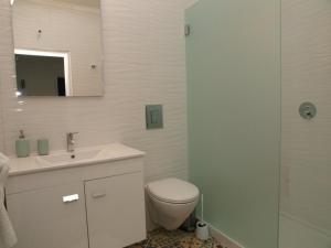 Et badeværelse på HENRI'S APARTMENTS - City Centre + 33 billeder