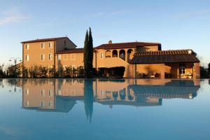 Bazén v ubytování Resort Casale Le Torri nebo v jeho okolí